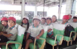バスに乗る園児たち