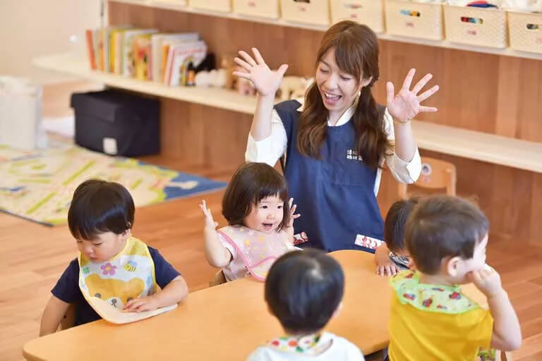 保育士と子ども