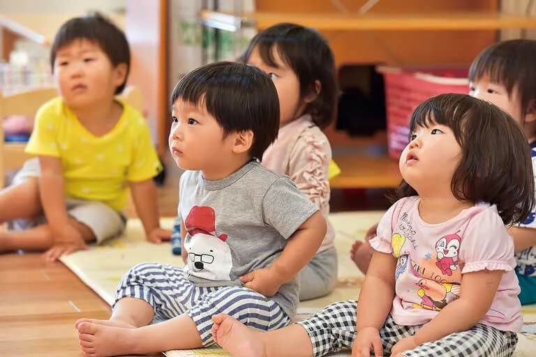 お話を聞くと子どもたち