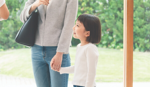 こどもを預けるお母さん