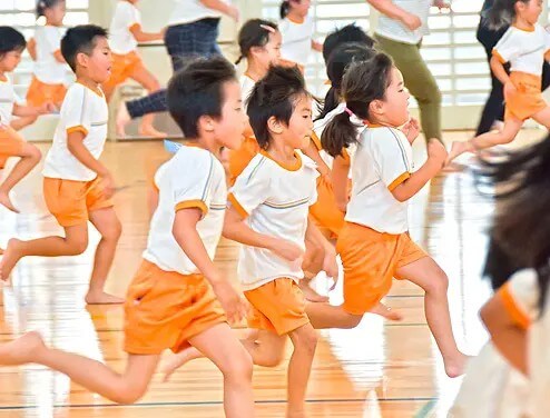 思いっきり走る子どもたちの写真