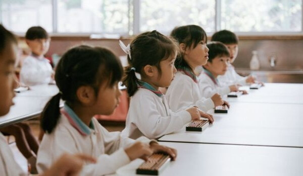 そろばんをする子どもの写真