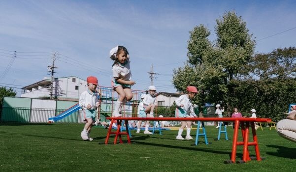 運動遊びをする子どもの写真