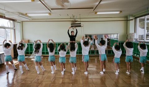 ダンスをする子どもの写真